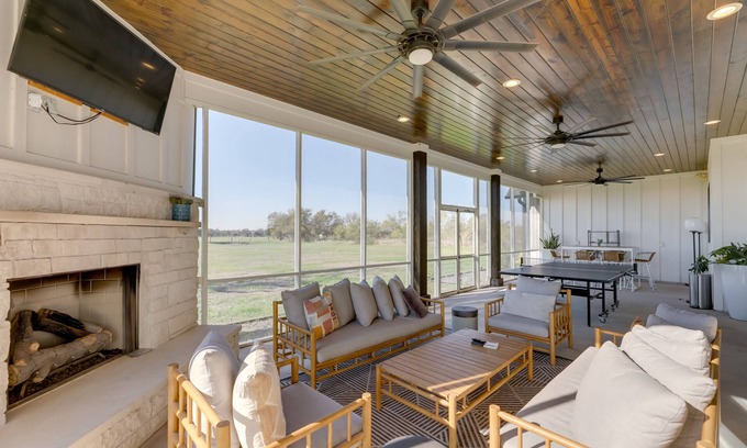 Manor House | Texas Farmhouse on 5 Acres: Patio & Grill!