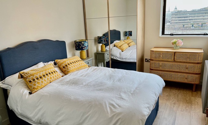 South Bank Apartment | Thames Bankside River view city apartment