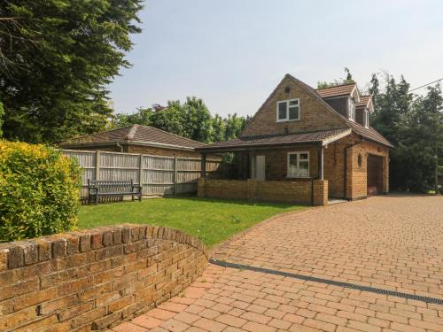 Wraysbury House | Thames Retreat