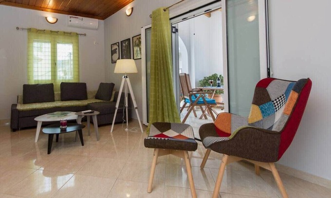 Anatolikos Sinikismos Apartment | Thano's stylish flat, just 150m to the beach