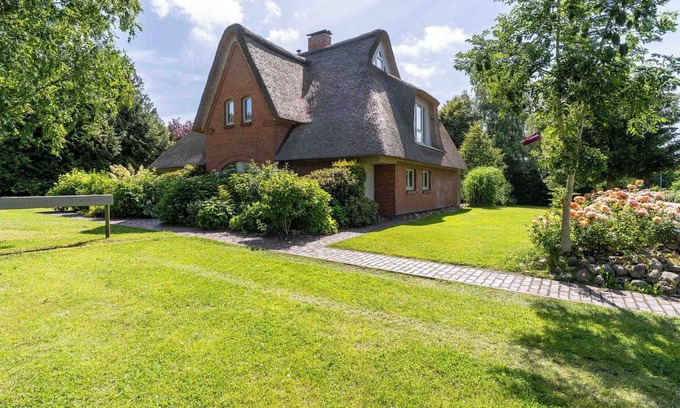 Tating House | Thatched-roof country house "Mini-Haubarg" in Tating - stylish, child-friendly & beachy