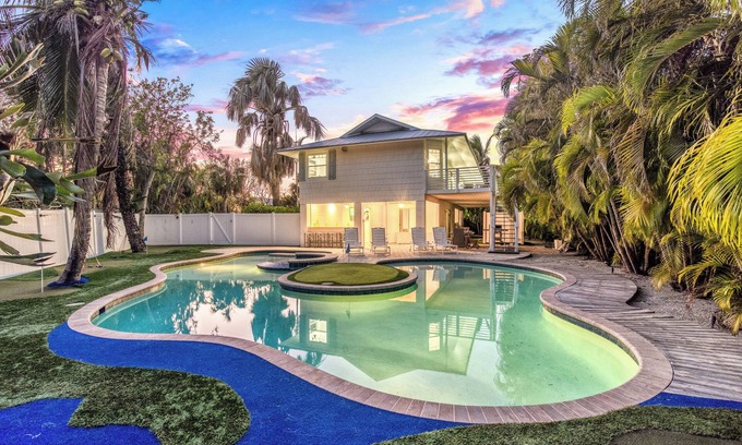 Anna Maria House | The 19th Hole | Luxury AMI Beach Home - Private Pool & Spa, 7 Hole Putting Green!