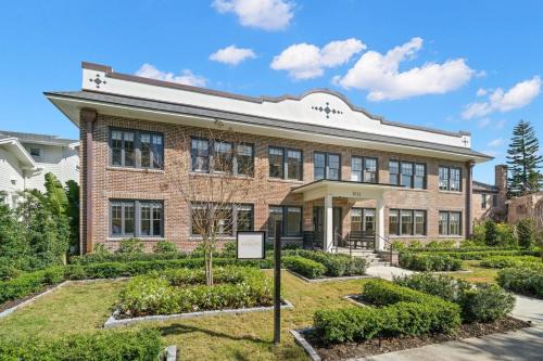 Hyde Park Apartment | The Adaline - Entire Complex In Hyde Park