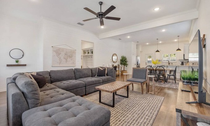 Tyler House | THE ALAMO HOUSE King size bed Fast internet!