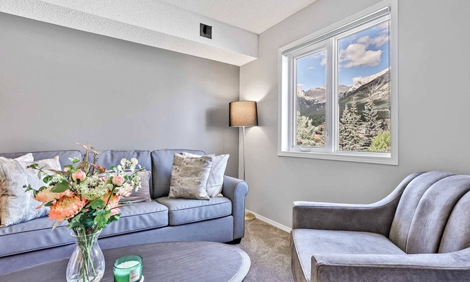 Canmore Ski Chalet | The Alfar by Samsara Resort Private Entry Panorama