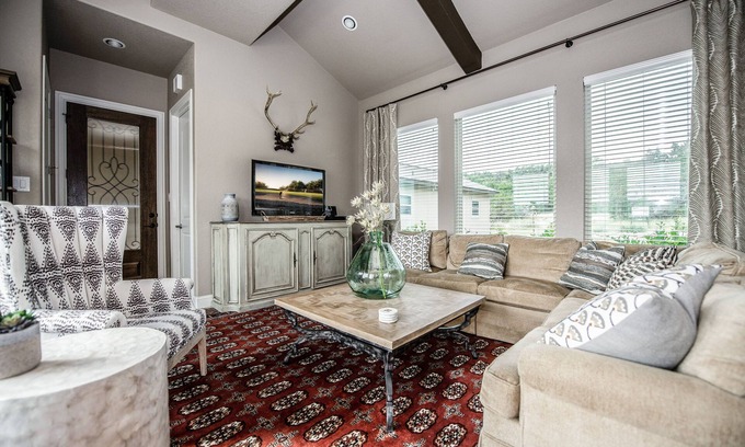 Spring Branch House | The All-Suite Century Oak House - Steps to Remi's Ridge & Hayes Hollow