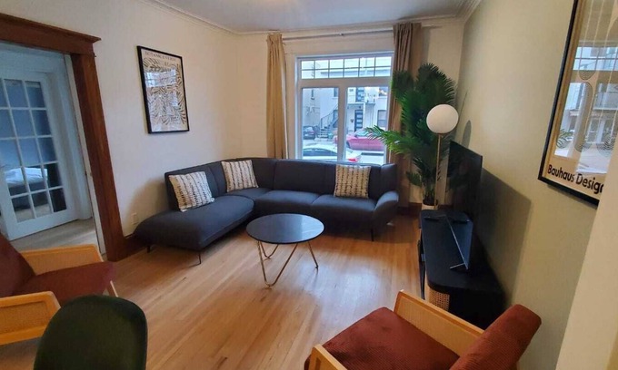 Youville Apartment | The Amaryllis | 2 Free Parking spots | 4 bedrooms | AC |