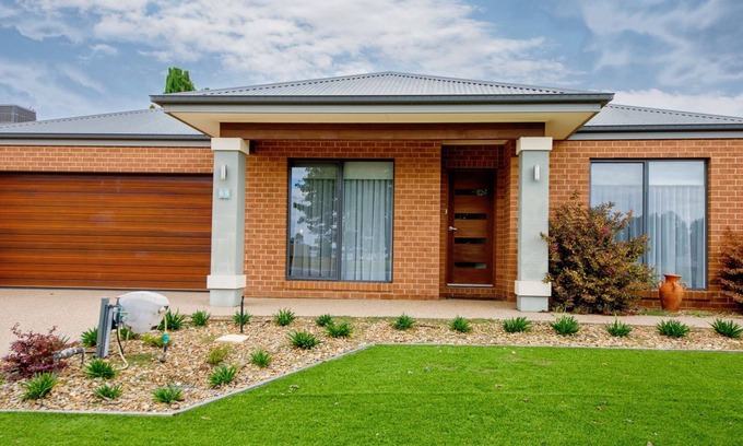 Yarrawonga House | The Anchorage so close to Lake Mulwala and walking/running trails.