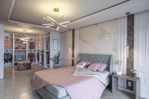 Central Okanagan Apartment | The Artisan - Boutique retreat with lake view.