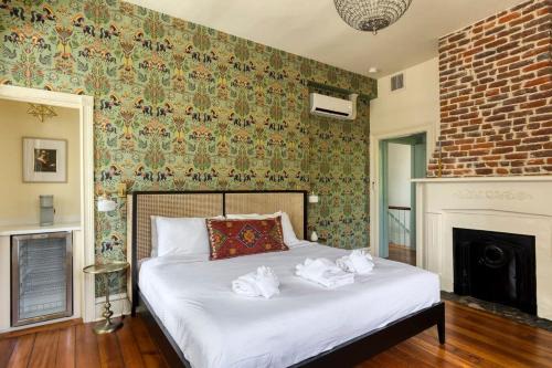 Cannonborough Elliotborough Bed & Breakfast | The Ashley Veranda King Suite with Breakfast