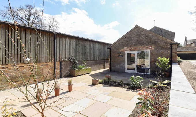 Sleaford House | THE ASPARAGUS SHED, pet friendly, with a garden in Heckington