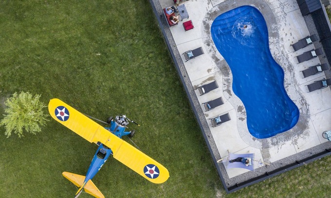 Fayetteville House | The Aviator’s Lounge, loft living in the NRG, private pool & hot tub