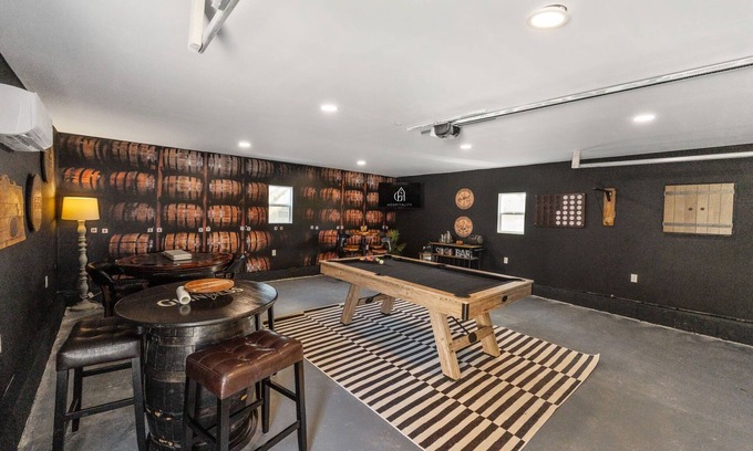 Columbus House | The Barrel House I Hot Tub I Theme Room