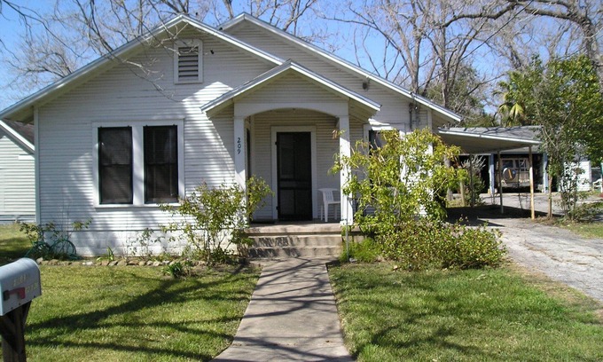 Shiner House | The Barta bungalow in Shiner