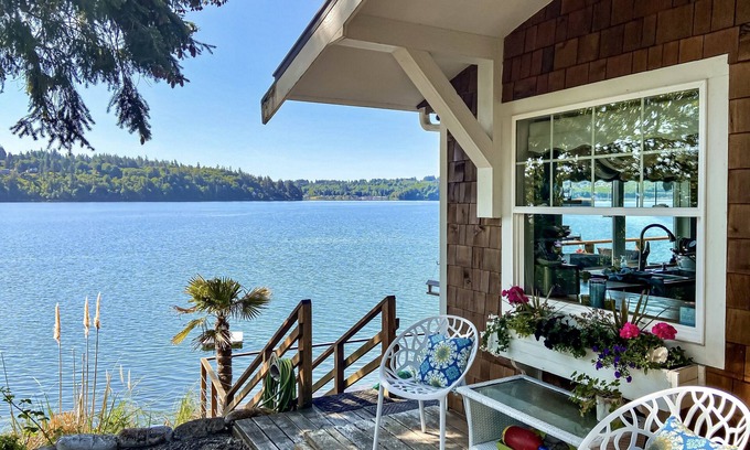 Shelton House | *THE BEACH HOUSE* Beautiful Puget Sound Waterfront Beach House Shelton