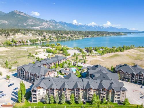 East Kootenay Apartment | The Beach House Pool Access 5 Min Walk to Lake Sleeps 8