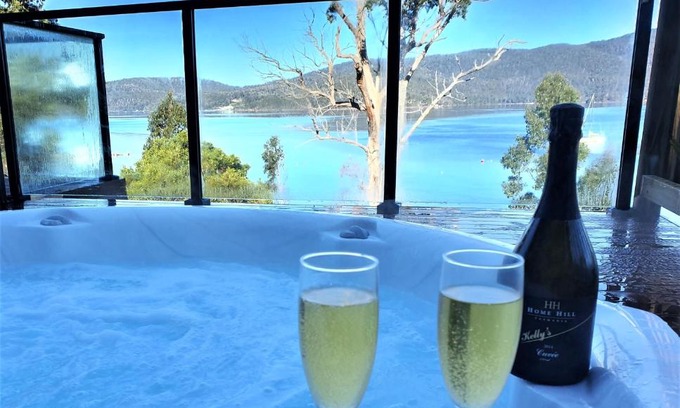 Dover House | The Beach House- private jacuzzi and wood fire!