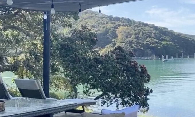 Parekura Bay House | The Beach House - Russell - You can not get any closer to the water!