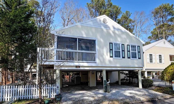 Clearwater Cottage | The Beach Treehouse located in Clearwater Community! WIFI, Community Pool, 3 miles to the Beach! *New Booking Incentive! Book and receive a 3 day pass to Delaware State Beaches. Inquiry for details!*
