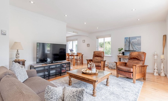 Surrey Cottage | The Beachside Cottage - 3 Bedroom | 2 Bathroom | home in Crescent Beach