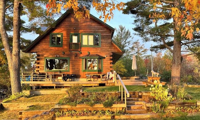 Pontiac Ski Chalet | The Beacon - Lakefront Log Home for Families, a quiet summer or winter paradise!