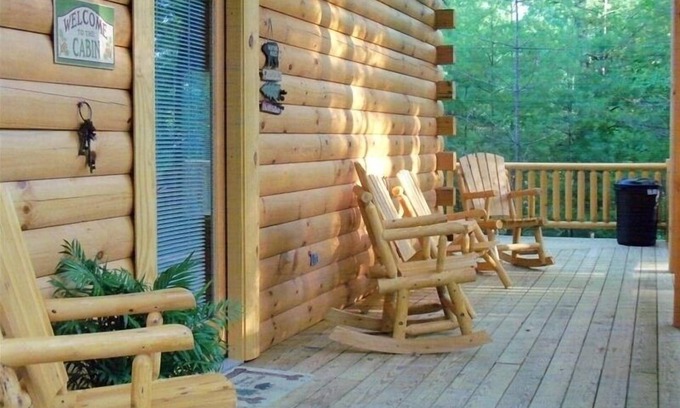 Oneida Cabin | 'The Bear's Den' , Secluded, Upscale Cabin, 3 BR, 2 BA