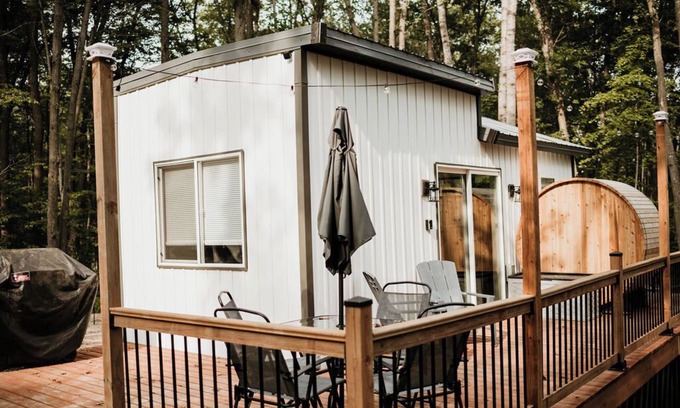 Randall Cabin | “The Beatnik nook” - tiny cabin in the woods - sauna, outdoor tub!