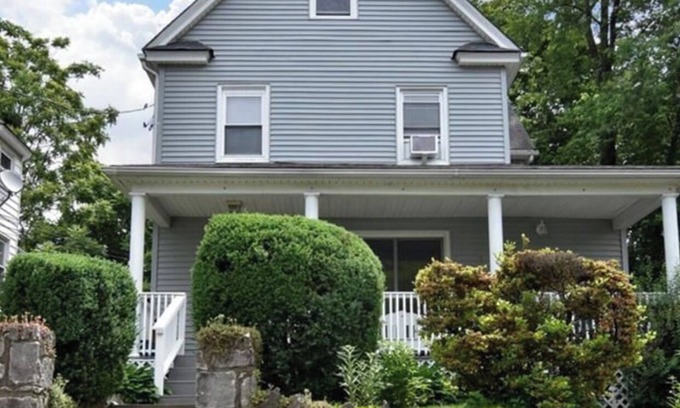 Tuckahoe Apartment | The beautiful HillSide Cottage awaits you! Great location and close to NY city!