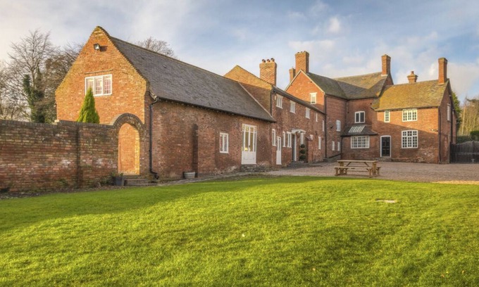 Swadlincote Villa | The Bellflower - Eight Bedroom Villa, Sleeps 20