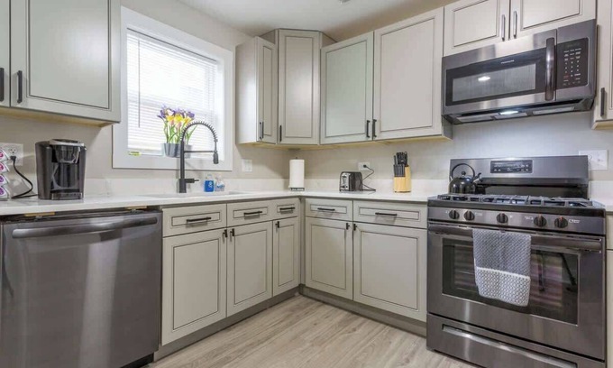 Joliet Apartment | *The Belltower Haven*Large*Family Friendly*Wi-Fi