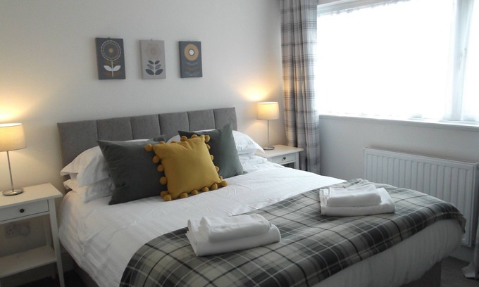 Marston Green House | The Berwick - Stylish 3 Bed House 5 mins from NEC Genting & BHX