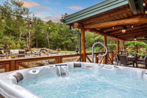 Long Pond House | The Bigwood Cabin by AvantStay Hot Tub Firepit Pool Table Private Yard