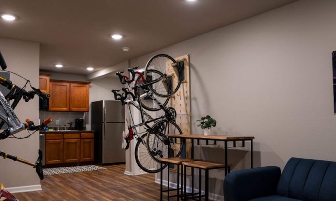Bentonville Cabin | The Bike Inn #9, Razorback Greenway Cottage Double