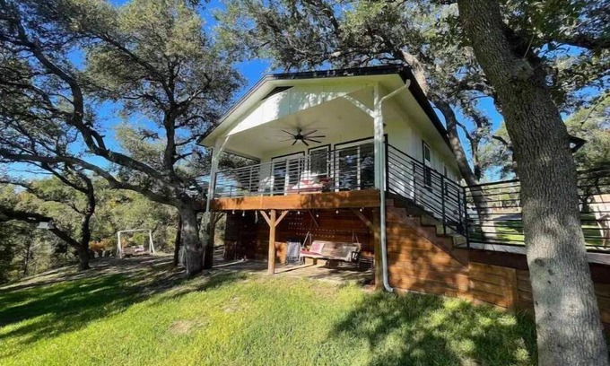 Oatmeal House | The Bird House on Cow Creek Cabin/Lake Travis