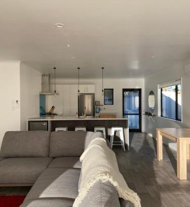 Hokitika House | The Black Bach on Bealey