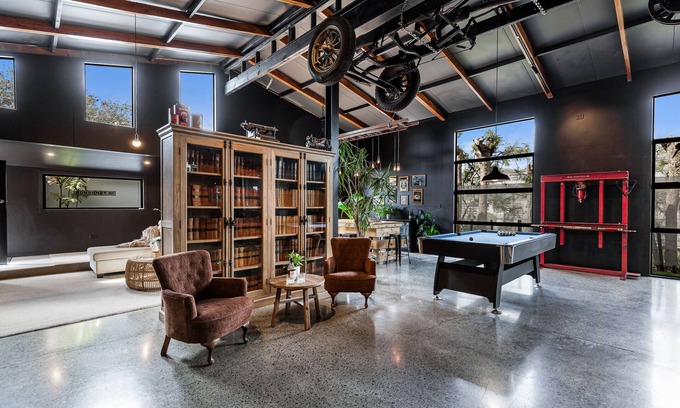 Kumeu House | The Black Barn, private with Spa