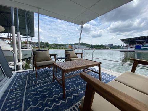 Downtown Knoxville House | The Black Dog. Houseboat In DT Knox