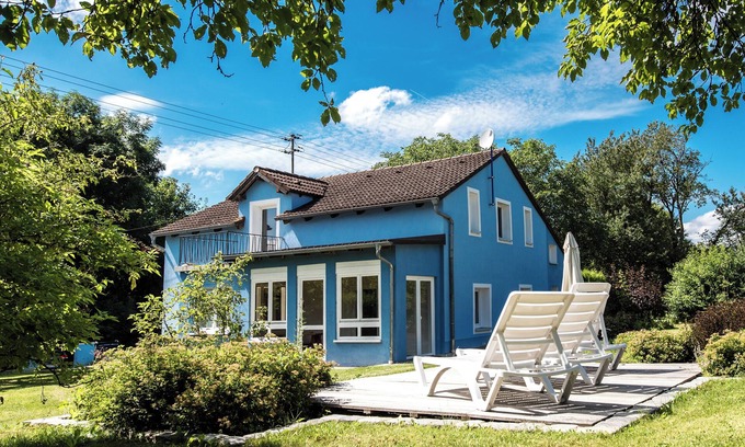 Langenaltheim House | The BLAUE HAUS - surrounded by greenery