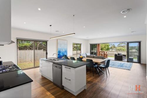 Cowes House | The Block Retreat 5 Bedrooms
