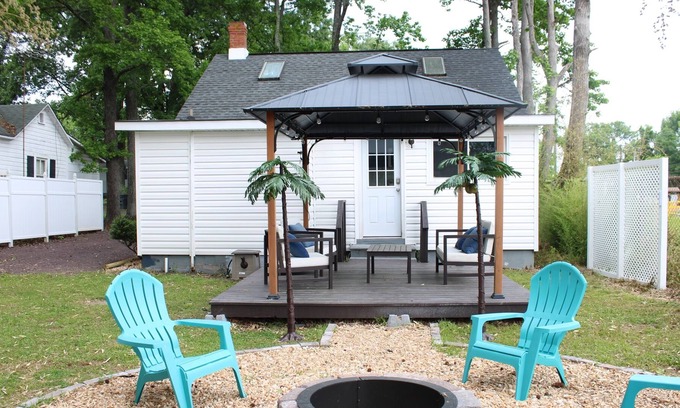 Issue House | The Blue Crab is 5 blocks from Beach, 0.5 miles to Beach, 100 ft from bay.