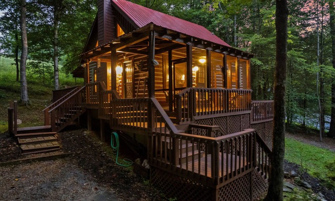 Townsend Cabin | The Blue Door Cabin: Charming, All-Wood w/Screened-in Porches - quiet & relaxing