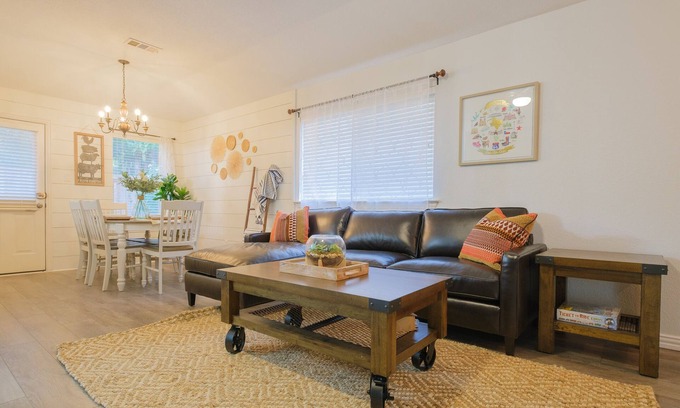 Irving House | The Blue Door Farmhouse at the Heart of Irving and minutes to Dallas Downtown