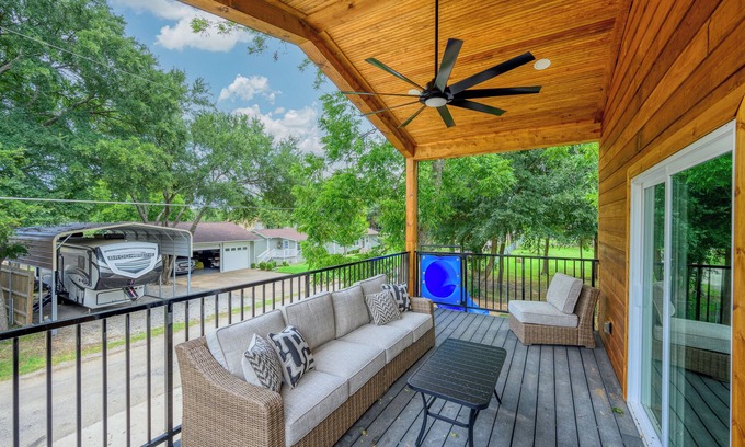 Pottsboro House | The BLUE SLIDE BUNGALOW on Lake Texoma sleeps up to 8. Relax in luxury.