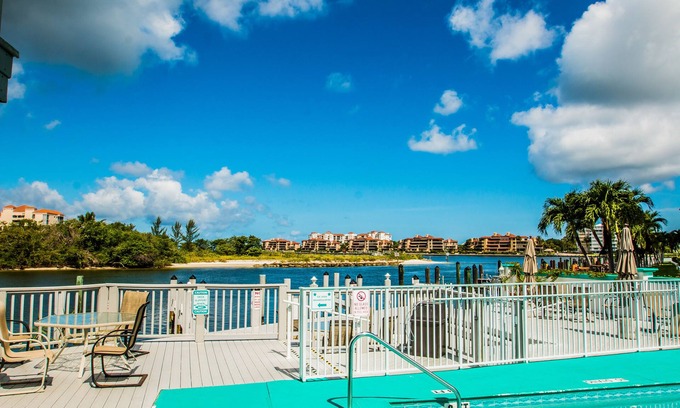 Marco Island Hotel | The Boat House