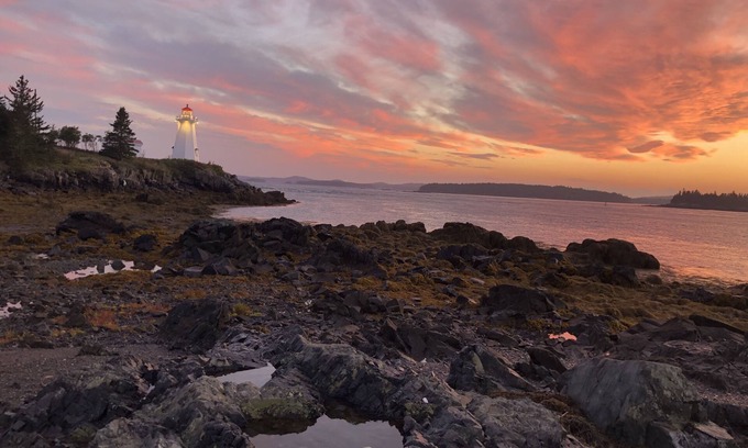 L'Etete Cottage | The Boathouse overlooking Green's Point Lighthouse and Passamaquoddy Bay