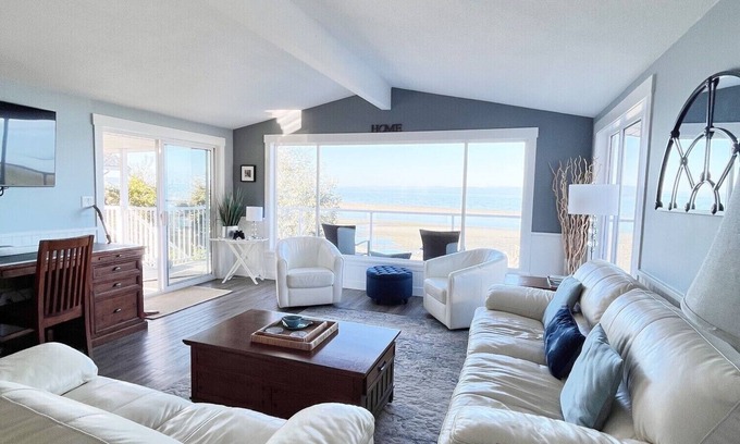Regional District of Nanaimo House | The Brant Suite