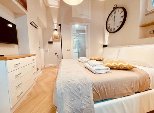 Rione III Colonna Apartment | THE BREAK - Campo Marzio Studio