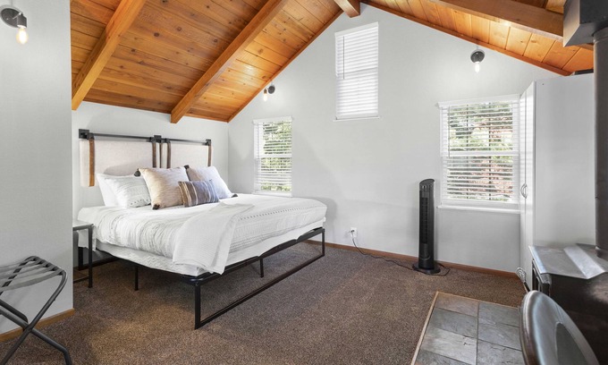 Sagle Cottage | The Buck Spur | A Cozy Cottage close to Sandpoint & Silverwood