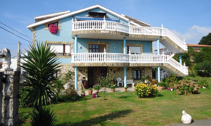 Somo Apartment | The Burby I apartment with garden in Somo (Cantabria).