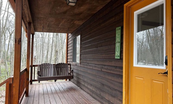 Alpine Lake Cabin | The Cabin Pet-Friendly, Short Walk to the Beach w/AC